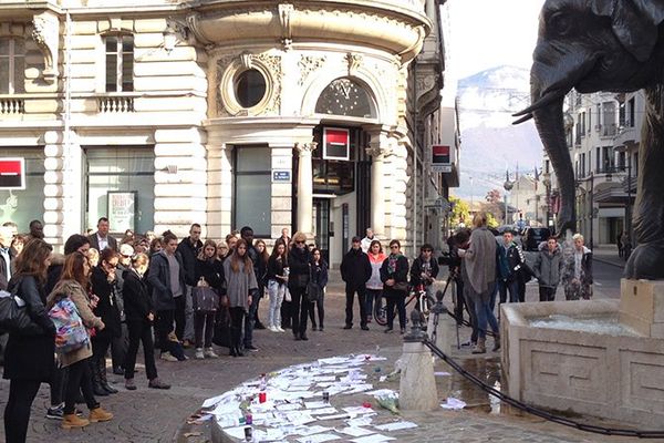 Une minute de silence à Chambéry, devant la fontaine des 4 sans cul