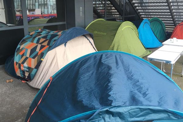 Depuis mercredi 4 mars, des fans d'Indochine campent devant la Coopérative de mai de Clermont-Ferrand.