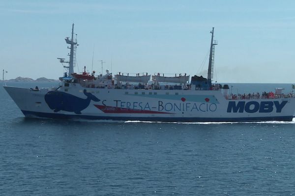 Un navire de la Moby reliant Santa Teresa à Bonifacio.