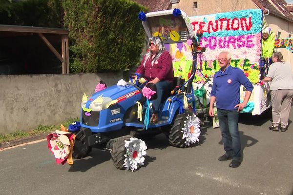 Le concept de la "grey pride" (fierté du gris en français) c'est fêter la vie et l'expérience du grand âge. Rivarennes (Indre-et-Loire) a organisé sa première Grey pride ce samedi 13 mai.