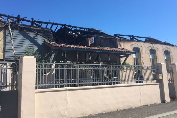 Récemment rénovée, l'école a été complètement détruite par l'incendie qui a démarré sur la toiture. 