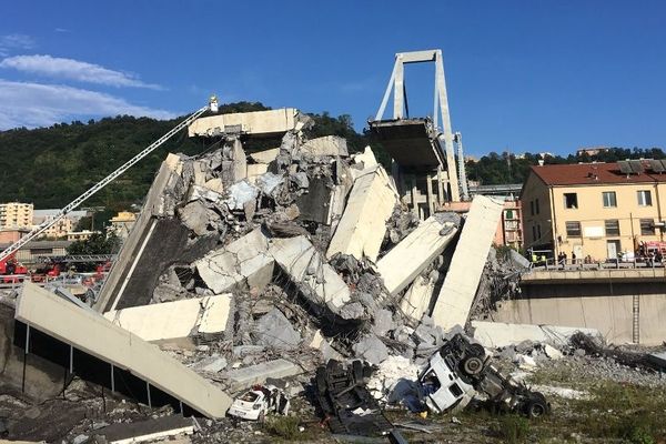 Les véhicules présents sur le pont ont été emportés 45 mètres plus bas.