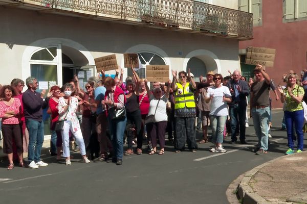 Bédarieux (Hérault) - rassemblement d'un collectif de soutien à une médecin radiée par l'Assurance maladie car non-vaccinée contre le Covid - 29 avril 2022.