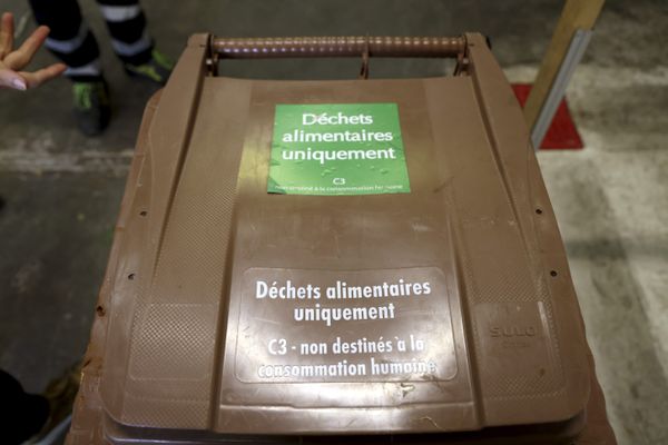 Une collecte spécifique des déchets alimentaires se met en place à Marseille avec l’installation progressive de 2 600 bornes à l'horizon 2026.