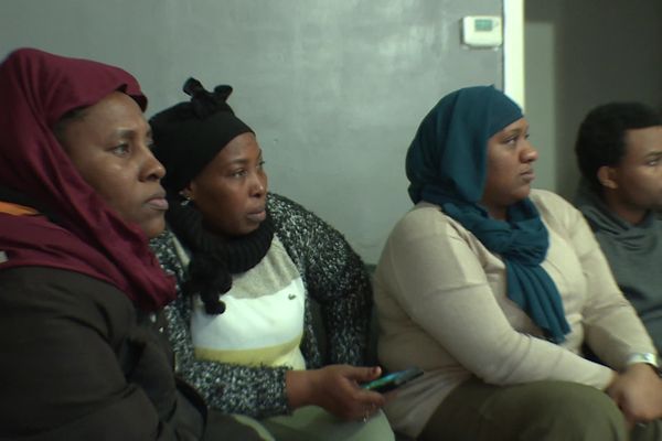 Les trois femmes ont les yeux rivés sur leur télévision. Elles attendent des nouvelles de leurs proches à Mayotte.