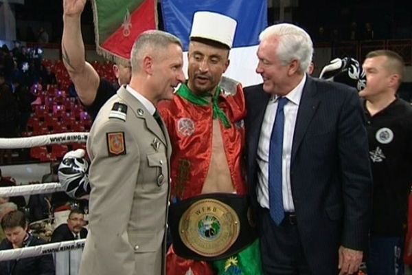 Riadh Sahraoui, légionnaire, boxeur et...champion du monde de kick boxing, fête sa victoire sur le ring, entouré de son chef de corps et du maire de Montluçon le 23 mars 2013.