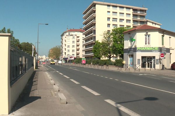 La route de Genas, le long de laquelle des maisons et bâtiments vont être détruits pour faire passer une ligne de bus à haut niveau de service.