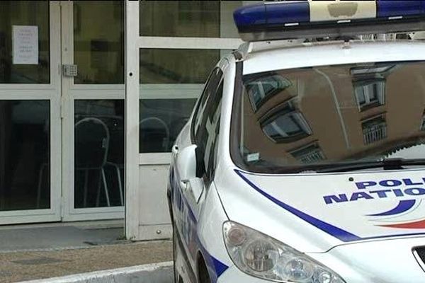 ILLUSTRATION - Une voiture de police devant l'entrée du commissariat d'Ajaccio (Corse-du-Sud)