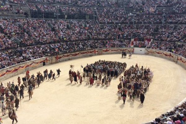 Les arènes de Nîmes font "tribunes combles" pour les jeux romains.