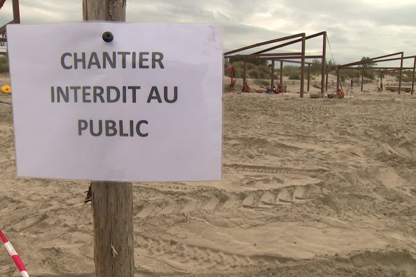 Il faut 3 à 4 semaines pour construire une paillote de plage aux normes - avril 2021.