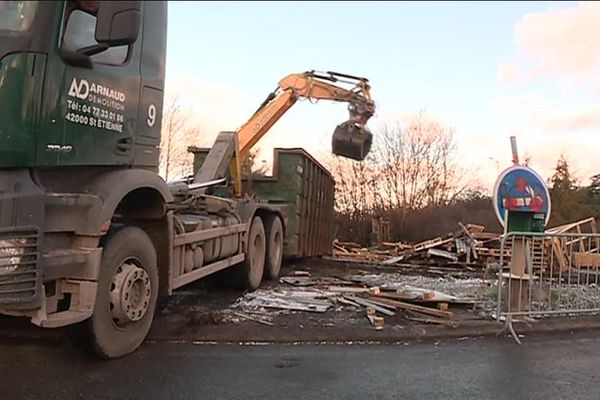 Palettes et planches : les cabanons des gilets jaunes ont été détruits.