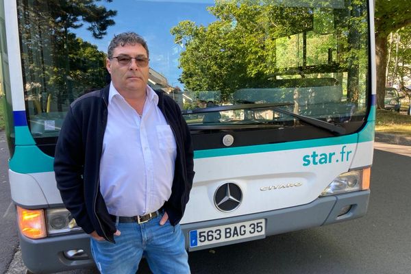 Edouard Petit, délégué syndical CFDT, en débrayage devant son bus à Rennes