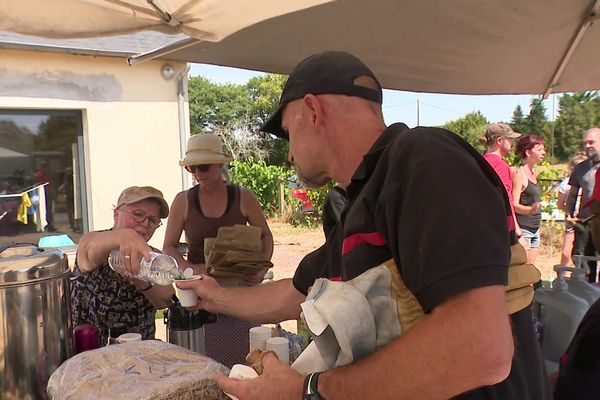 Les habitants de Campénéac se relaient nuit et jour pour servir à boire et à manger aux pompiers.