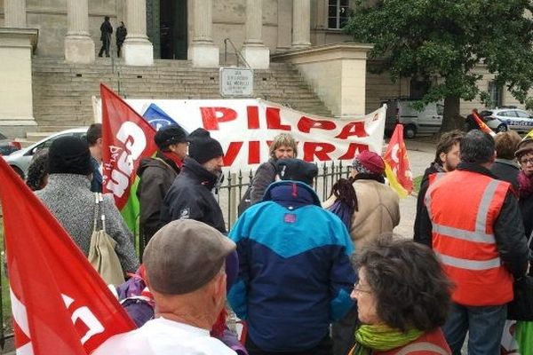 La banderole déployée pendant l'audience : "pilpa vivra"