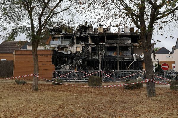 L'immeuble détruit par un violent incendie à Avermes, près de Moulins, dans la nuit du dimanche 30 septembre au lundi 1er octobre.