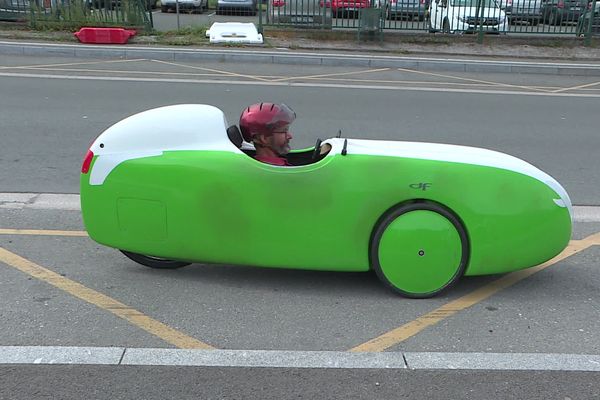 Thibault Leplat à bord de son vélomobile