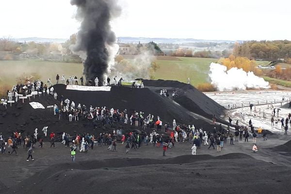 Entre 800 et un millier de personnes ont manifesté une nouvelle fois leur opposition à la construction de l’autoroute A69 ce samedi 9 décembre et ont envahit le site de la future usine d'enrobé à Puylaurens.