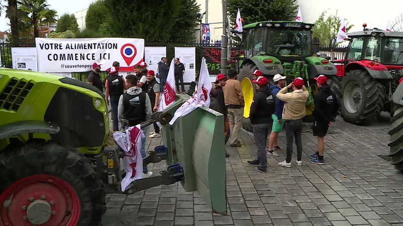 Les agriculteurs des Pyrénées-Atlantiques ont manifesté ce jeudi devant la préfecture des Pyrénées-Atlantiques.