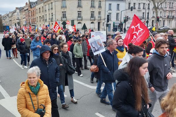 Encore du monde dans les rues d'Orléans ce samedi 11 mars, mais bien moins que le mardi précédent.