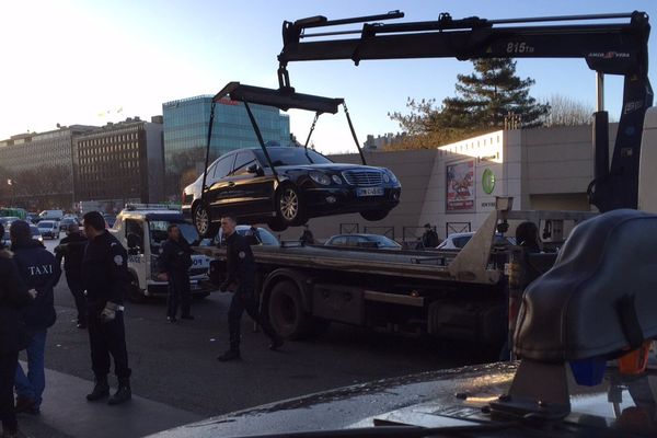 Les derniers taxis sont enlevés, porte Maillot, à Paris, le 29 janvier 2016.