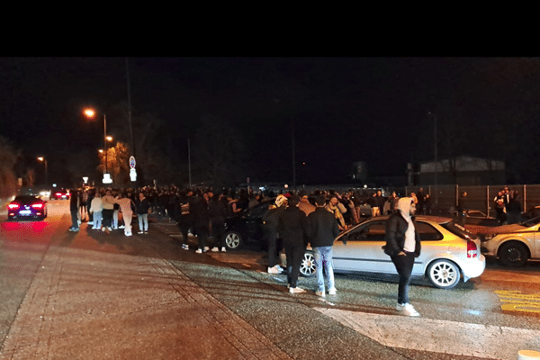 Plus de 200 véhicules se sont rassemblés dans l'agglomération d'Annecy dans la nuit du 15 au 16 mars pour un rodéo urbain de grande ampleur.