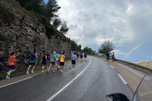 Eclaircies sur la Gineste, après 40 minutes de course pour les coureurs qui rejoignent Cassis.