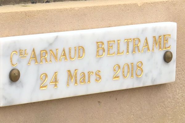 La pose d'une plaque commémorative à la mémoire du Colonel Arnaud Beltrame sur le monument aux morts de Fontaine-le-Comte créé une polémique.