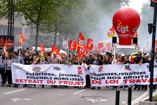 Un manifestant a été condamné par la cour d'appel de Toulouse le 18 mars 2024 à payer 76 430 euros de dommages et intérêts à dix policiers pour des jets de pétard après une manifestation contre la loi Travail le 2 juin 2016. Deux d'entre eux disent souffrir de troubles auditifs permanents.