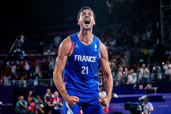 Franck Seguela a remporté la médaille d'argent avec son équipe de basket 3x3 aux JO de Paris 2024.