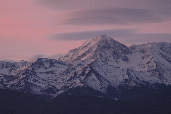 Le pic du Midi de Bigorre, vu de Tarbes, le 22 décembre 2012 à 8h45