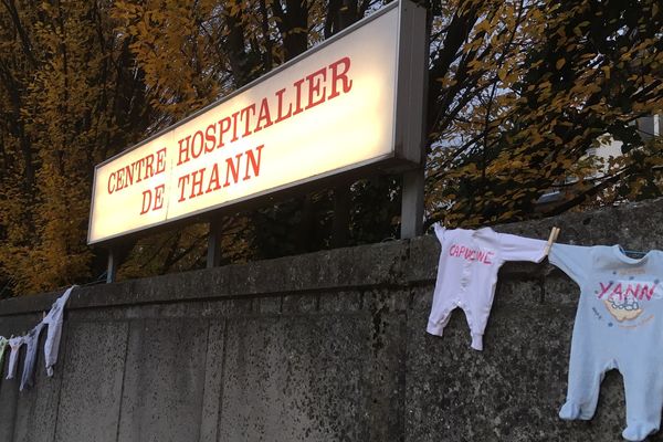 Des centaines de pyjamas ont été accrochés aux abords de la maternité de Thann.