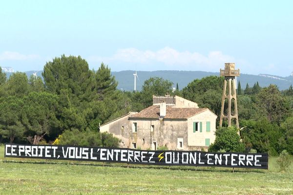 Beaucaire (Gard) - des associations et des élus manifestent contre le projet de THT 400.000 volts en Camargue - 5 juin 2024.