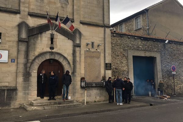 A Châlons-en-Champagne, plusieurs surveillants bloquaient l'entrée de la prison ce mercredi matin.