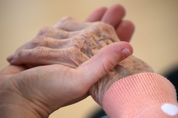 Faute de structures ouvertes et d'aide des proches durant le confinement, les aidants des malades d'Alzheimer, ont vécu deux mois absolument éprouvants. Ils en ressortent épuisés et souhaitent plus de places dans les structures adaptées