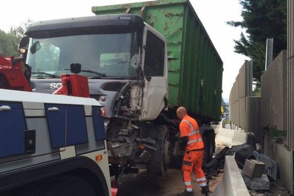 Le camion retiré de l'A41 après l'accident 