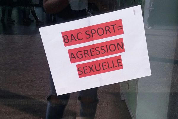 Léa a placardé des affiches dans son lycée pour parler de son agression. 