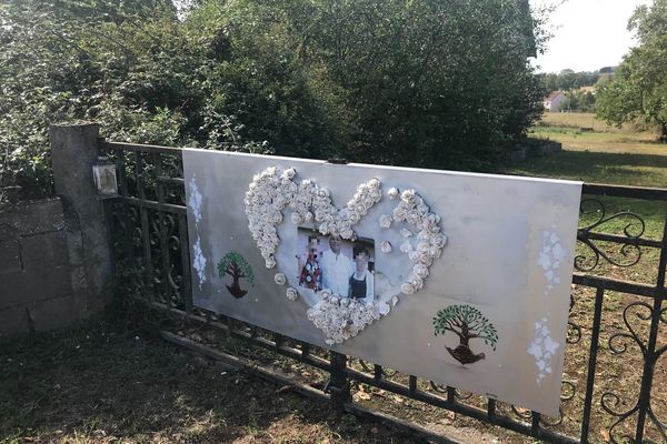 Devant la maison de Fernando Mourao, une plaque en hommage à l'homme, tué en 2016.