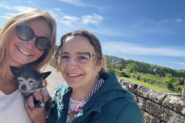 Céline, habitante des Hautes-Alpes, à gauche sur la photo, a retrouvé son chien le 22 mai à plus de 1700km de chez elle.