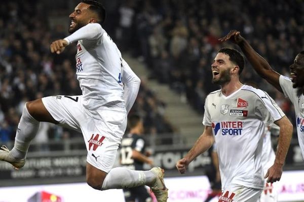 La joie des Amiénois après le but de Saman Ghoddos à la 37ème minute.