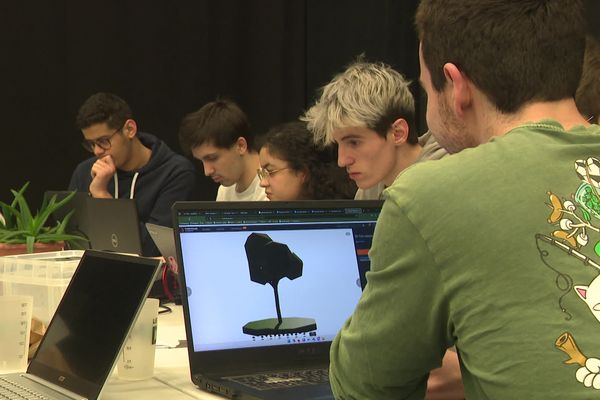 Des élèves de l'ENSICAEN travaillent à la création d'une application pour construire en sous-sol