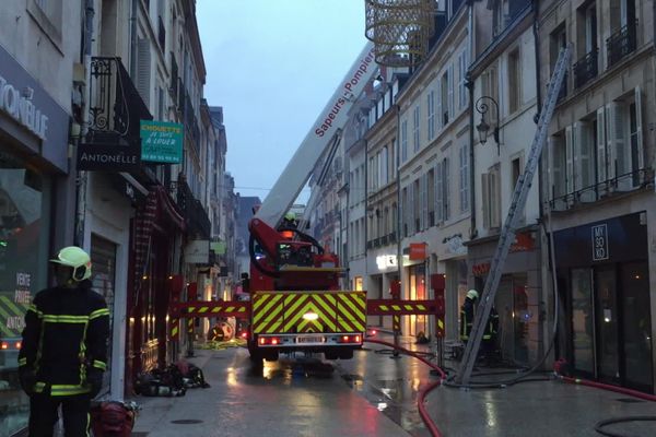 Les pompiers ont déployé deux échelles pour éteindre les flammes rue du Bourg, à Dijon.