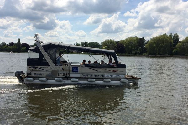 Depuis 1963 c'est le quatrième bateau à remplir cette mission de traverser les deux rives du lac d'Allier