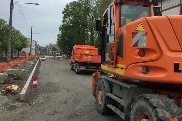 A Dun-le-Palestel, le bruit des pelleteuses et des bétonnières se fait à nouveau entendre sur le chantier du Champ de foire. A la grande satisfaction du maire Laurent Daulny. 