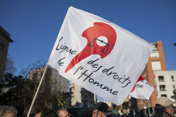 illustration. Un drapeau de la LDH