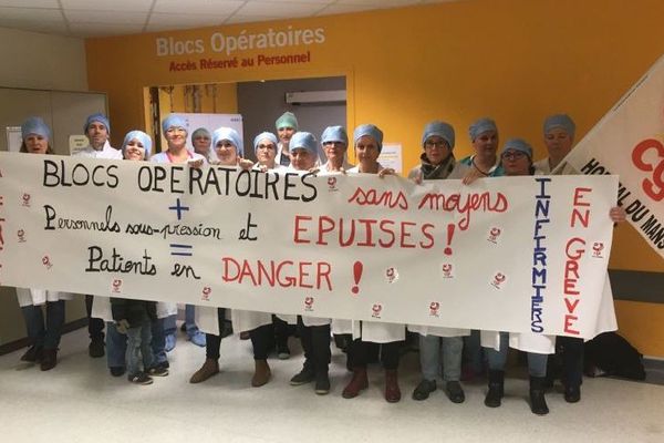 Les infirmières en grève ce matin devant les blocs opératoires du centre hospitalier du Mans.