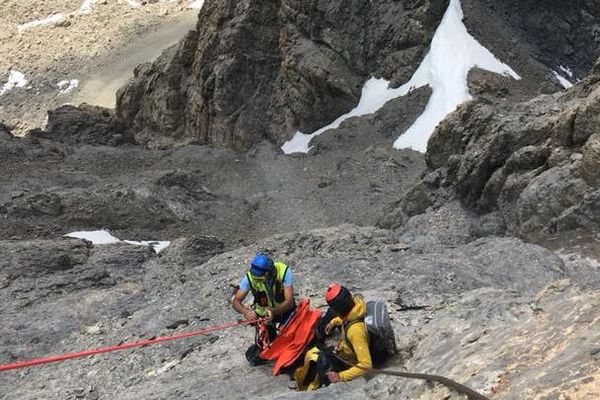 Le parapentiste s'en tire avec une fracture à la jambe.