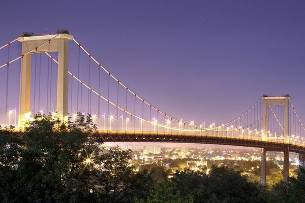 Le Pont d'Aquitaine relie les villes de Lormont et Bordeaux.