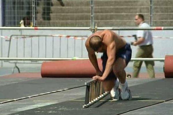 J - 4 avant le début des Olympiades des pompiers, les athlètes commencent à s'échauffer