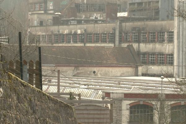 Depuis 1982, le temps s'est arrêté sur la friche de l'ancienne usine textile Rhodiaceta à Besançon 