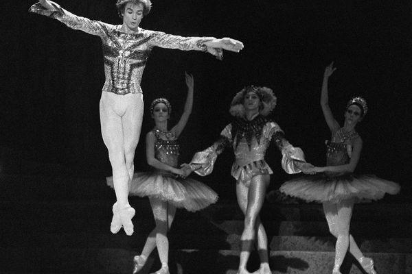 Le danseur étoile Rudolf Noureev sur la scène de l'Opéra de Paris en 1983.